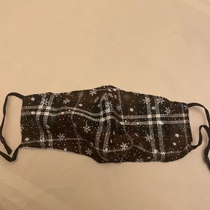 Mask.  One piece design.  Black